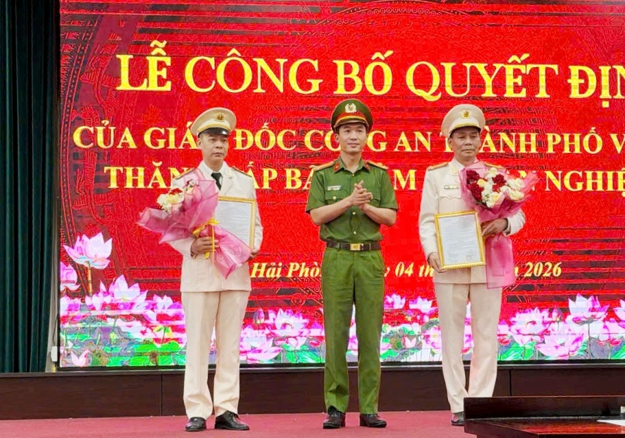 Phòng Cảnh sát hình sự: Tổ chức lễ công bố quyết định thăng cấp bậc hàm Thượng tá đối với 2 đồng chí chỉ huy